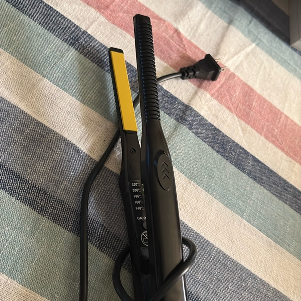 Thin hair straightener